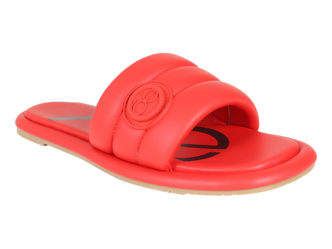 Sandalias casuales color rojo marca Cloe con correa acolchada y suela plana.