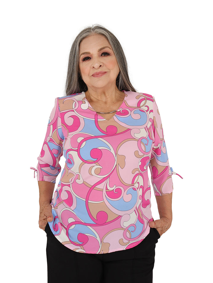 Blusa para mujer color fucsia y azul con estampado de curvas y mangas 3/4.