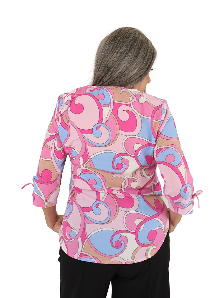 Blusa para mujer color fucsia y azul con estampado de curvas y mangas 3/4.