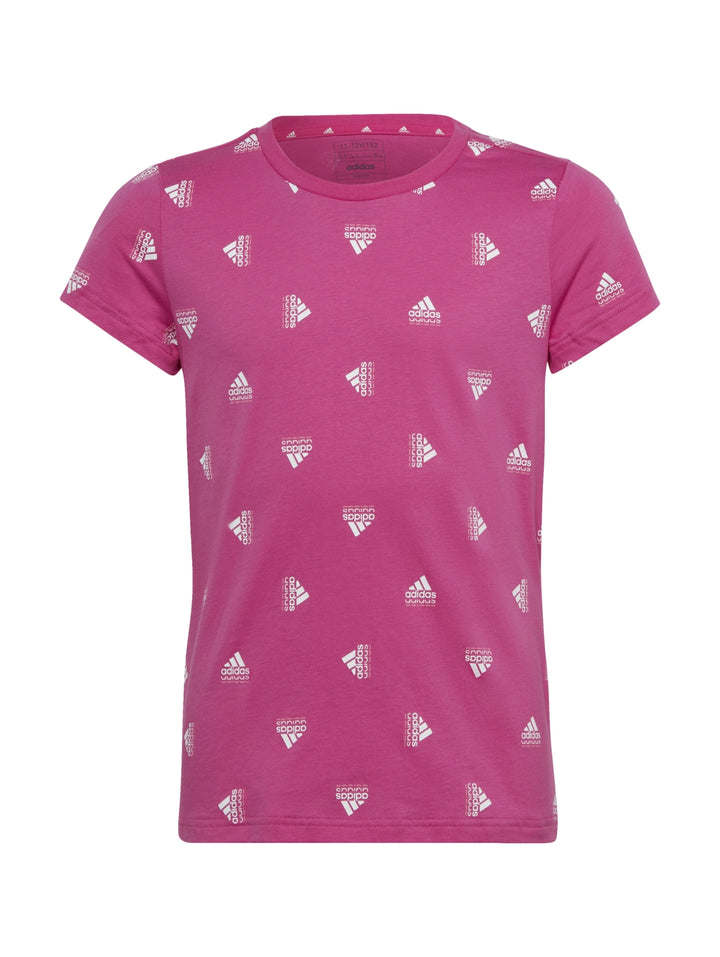 Playera Adidas color rosa con estampado repetitivo de logotipos en blanco, cuello redondo y manga corta.