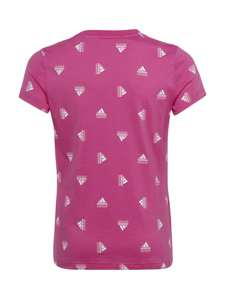 Playera Adidas color rosa con estampado repetitivo de logotipos en blanco, cuello redondo y manga corta.