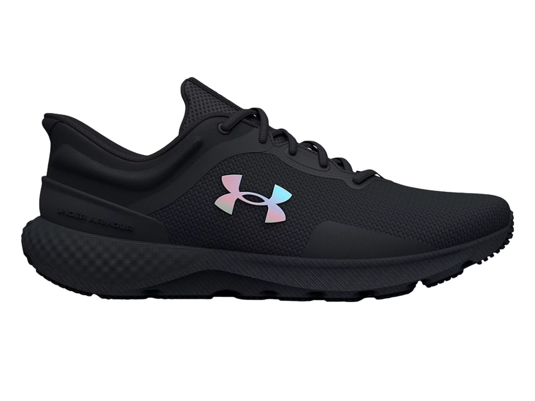 Tenis deportivos Under Armour color negro con logo iridiscente en el costado.