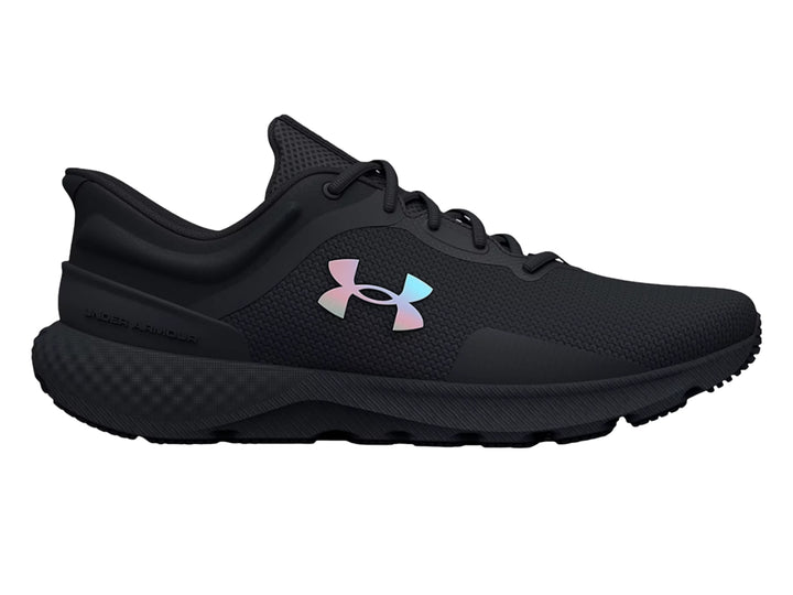 Tenis deportivos Under Armour color negro con logo iridiscente en el costado.