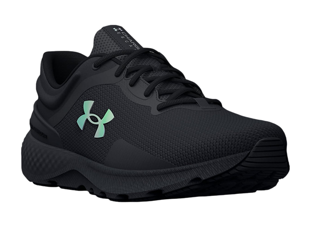 Tenis deportivos Under Armour color negro con logo iridiscente en el costado.