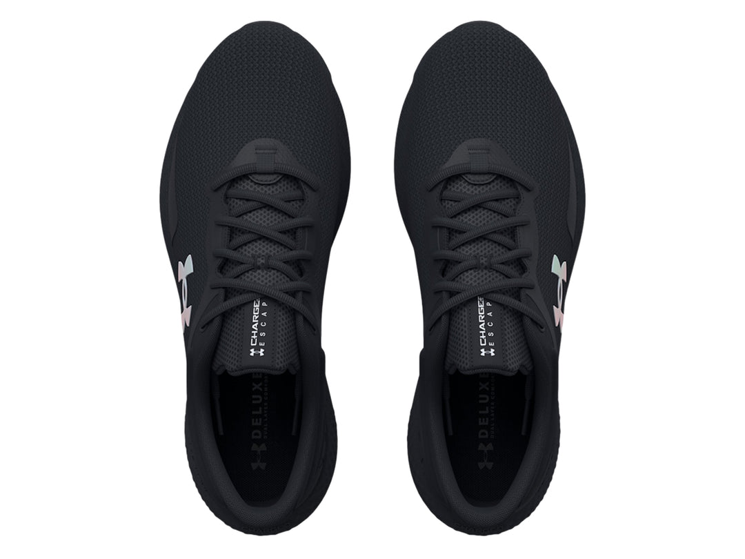 Tenis deportivos Under Armour color negro con logo iridiscente en el costado.