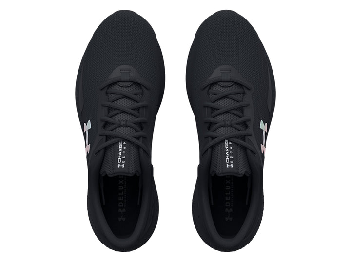 Tenis deportivos Under Armour color negro con logo iridiscente en el costado.