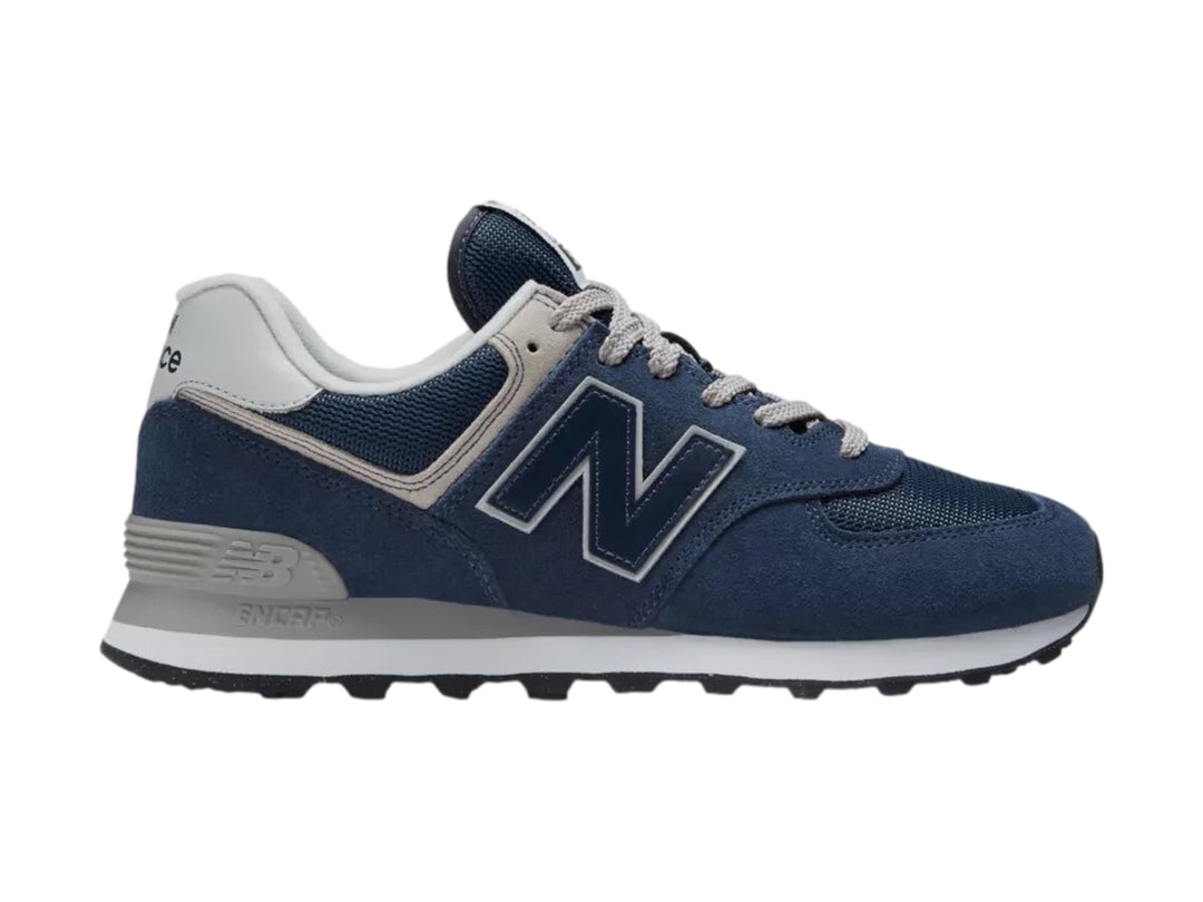 Tenis New Balance modelo 574 en color azul navy con detalles en gris y suela blanca.