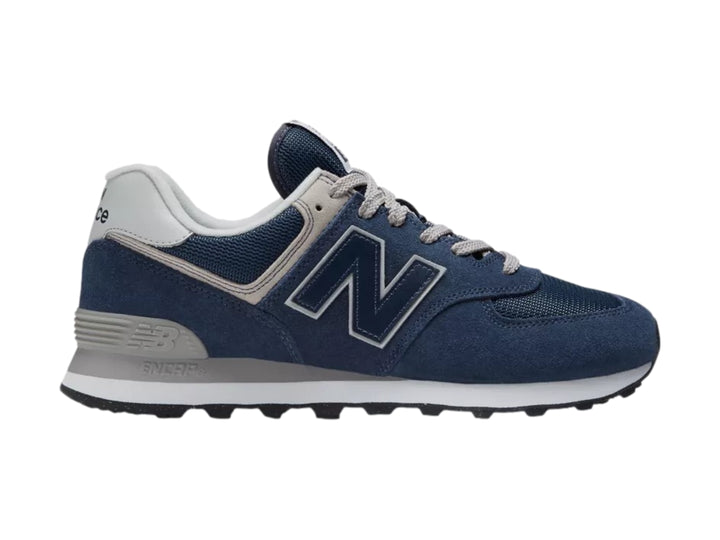 Tenis New Balance modelo 574 en color azul navy con detalles en gris y suela blanca.