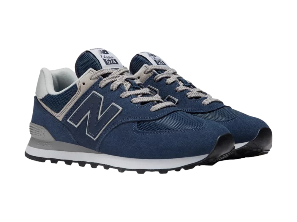 Tenis New Balance modelo 574 en color azul navy con detalles en gris y suela blanca.