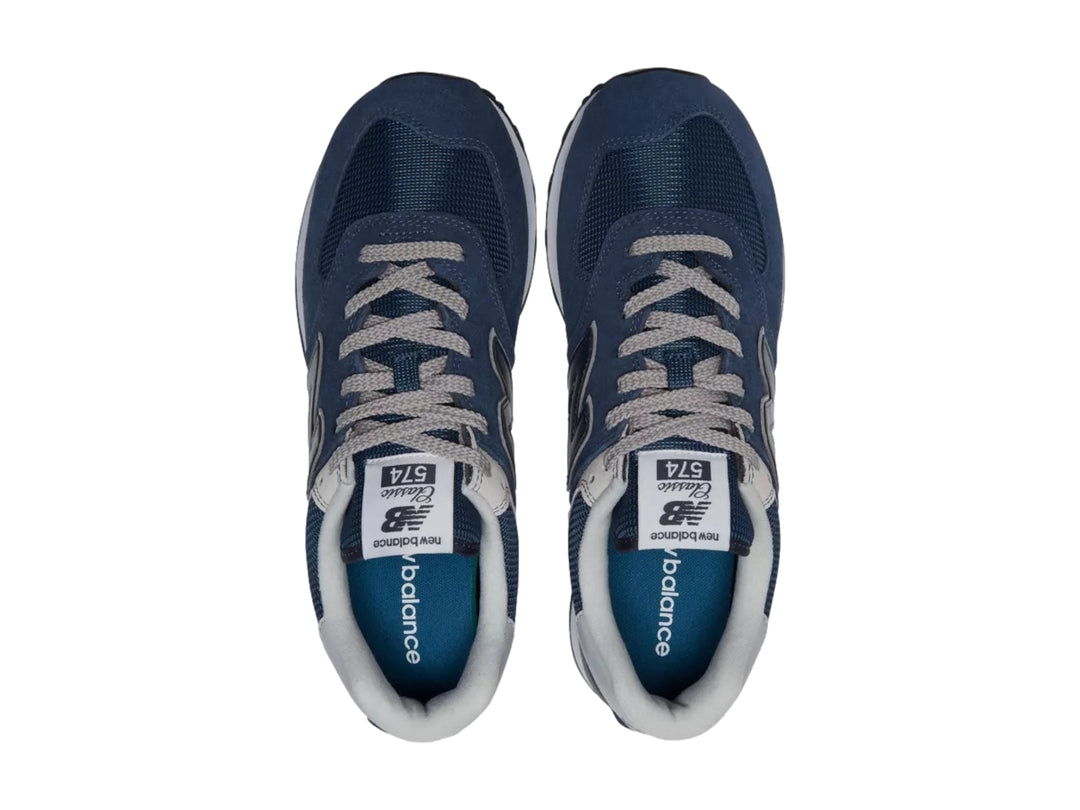 Tenis New Balance modelo 574 en color azul navy con detalles en gris y suela blanca.