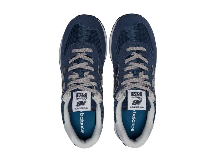 Tenis New Balance modelo 574 en color azul navy con detalles en gris y suela blanca.