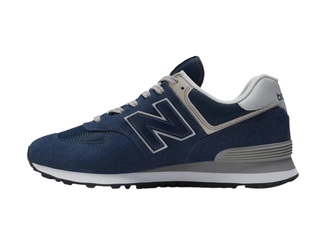 Tenis New Balance modelo 574 en color azul navy con detalles en gris y suela blanca.