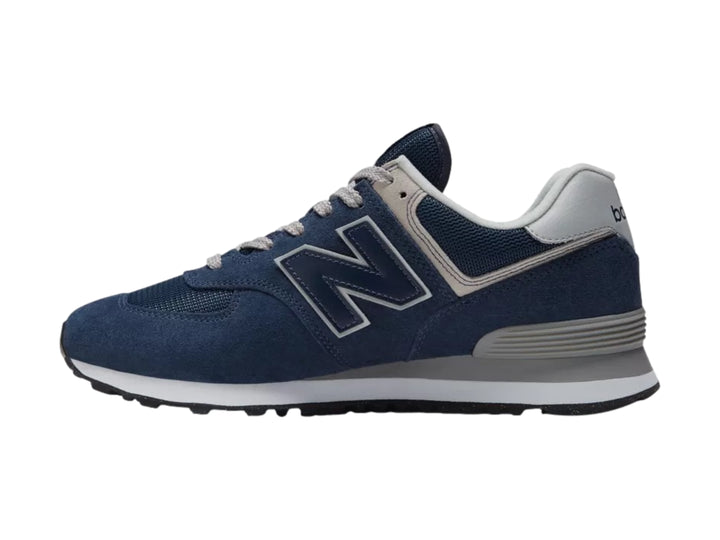 Tenis New Balance modelo 574 en color azul navy con detalles en gris y suela blanca.