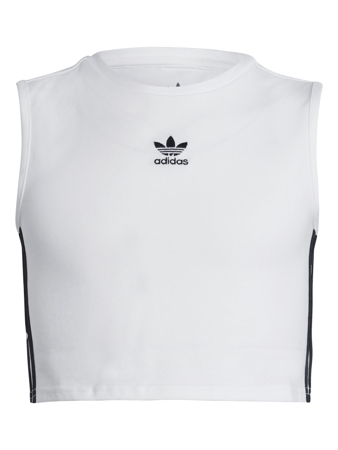 Niña usando un crop tank top blanco de Adidas con rayas negras laterales y pantalones deportivos oscuros.