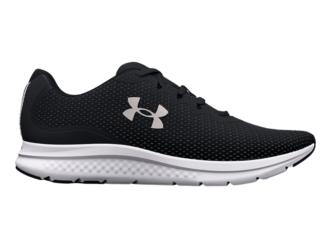 Tenis deportivos Under Armour Charged Impulse 3 en color negro con suela blanca y logo plateado lateral.
