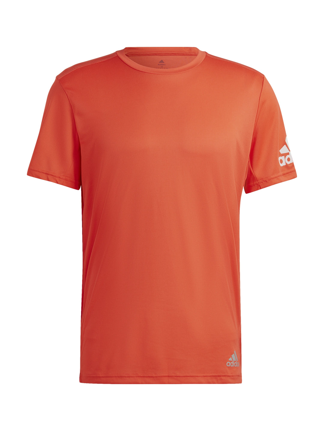Hombre vistiendo camiseta deportiva Adidas de color rojo brillante con cuello redondo y manga corta.