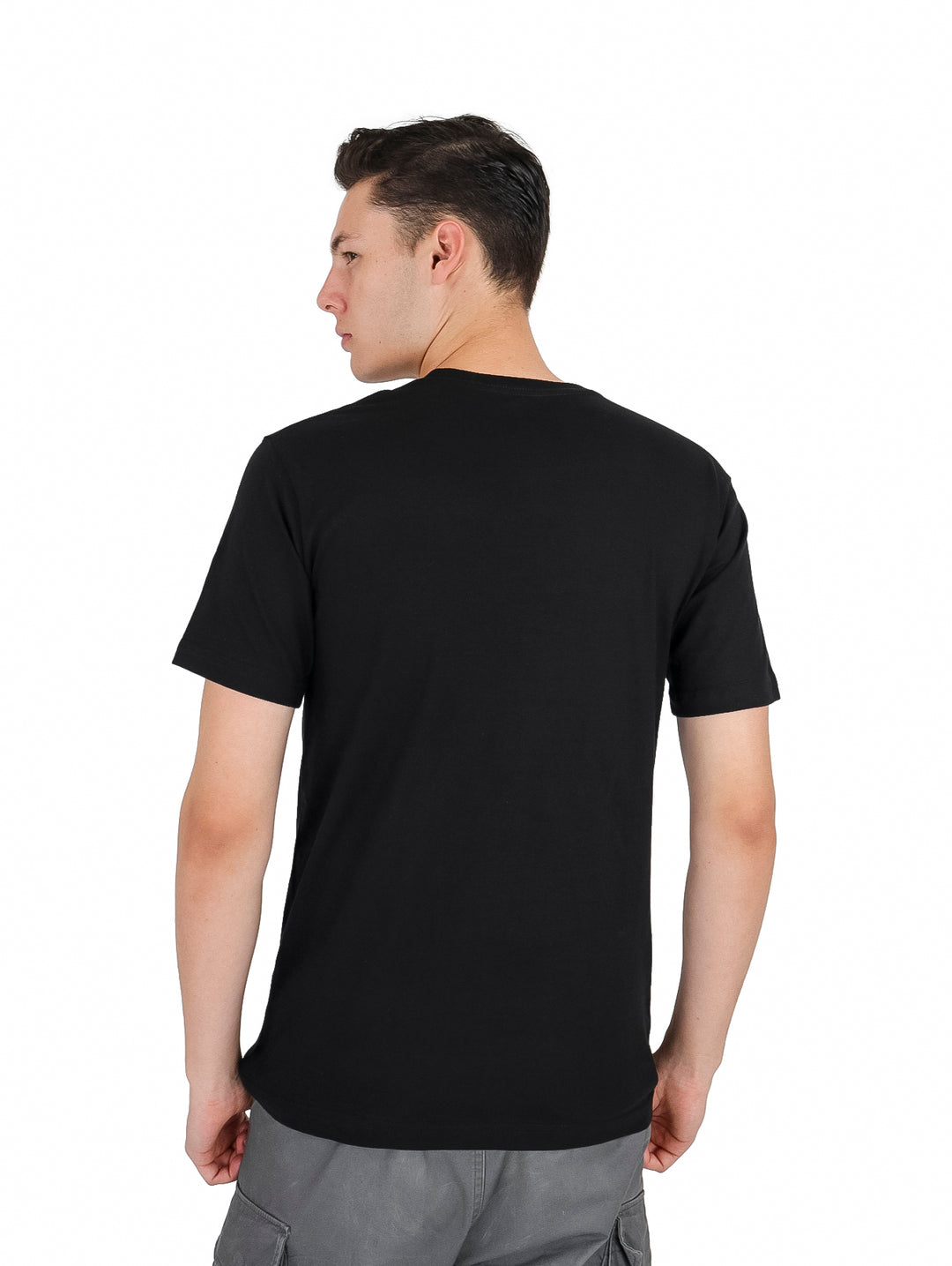 Hombre vistiendo playera negra de manga corta con el texto ANTIFASHION en colores multicolores en el pecho.