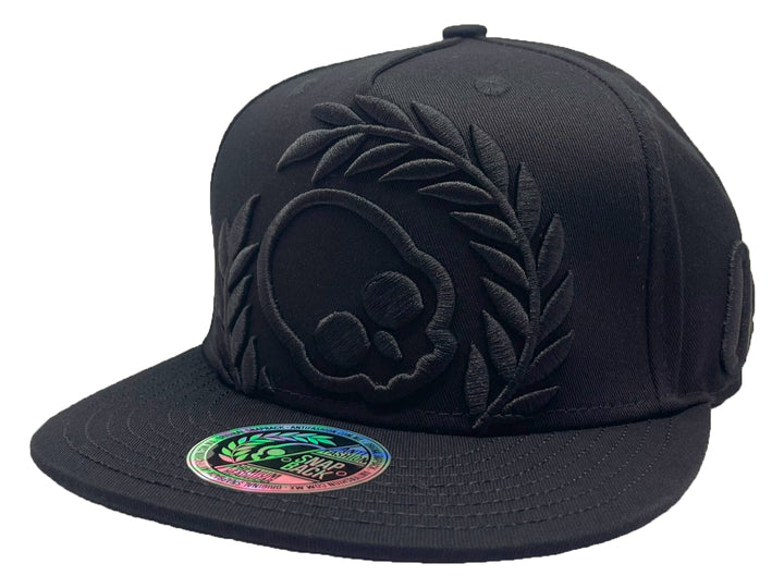 Gorra snapback color negro con bordado en relieve de calavera y laureles en el frente.