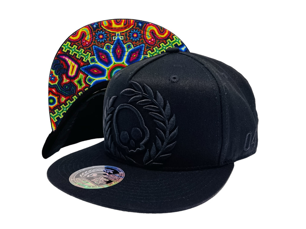 Gorra snapback color negro con bordado en relieve de calavera y laureles en el frente.