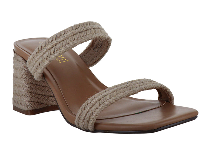 Sandalias Madden Girl color beige con correas de rafia trenzada y tacón cuadrado grueso.