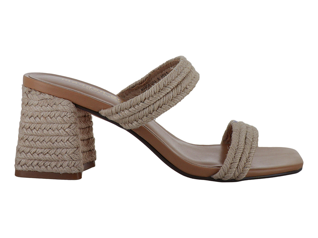 Sandalias Madden Girl color beige con correas de rafia trenzada y tacón cuadrado grueso.