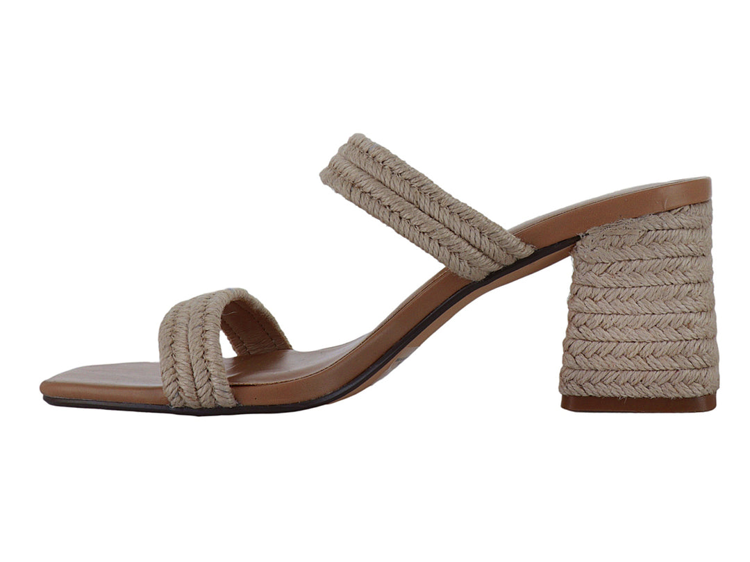 Sandalias Madden Girl color beige con correas de rafia trenzada y tacón cuadrado grueso.