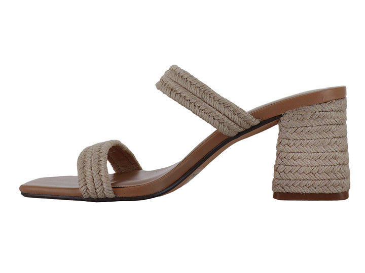 Sandalias Madden Girl color beige con correas de rafia trenzada y tacón cuadrado grueso.