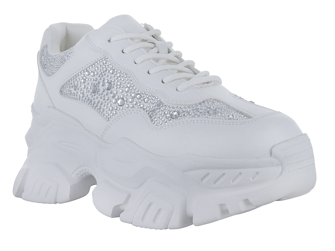 Tenis blancos de plataforma con detalles de pedrería brillante en los laterales.