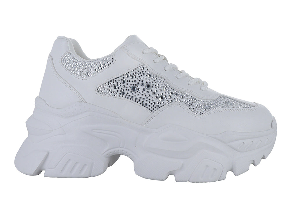 Tenis blancos de plataforma con detalles de pedrería brillante en los laterales.