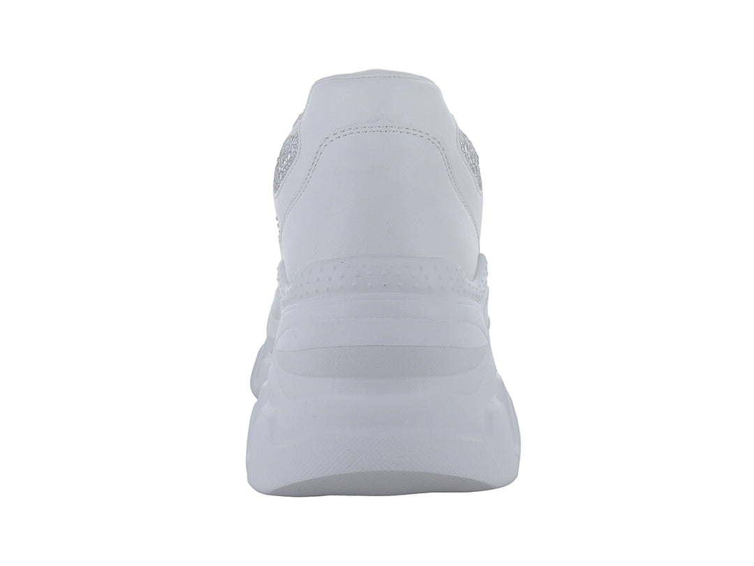 Tenis blancos de plataforma con detalles de pedrería brillante en los laterales.