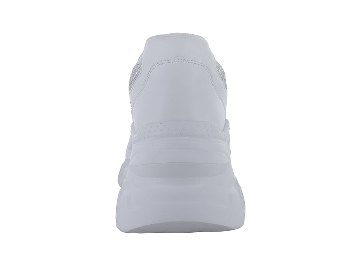 Tenis blancos de plataforma con detalles de pedrería brillante en los laterales.