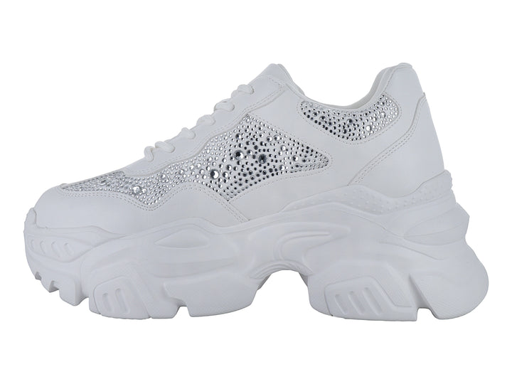 Tenis blancos de plataforma con detalles de pedrería brillante en los laterales.