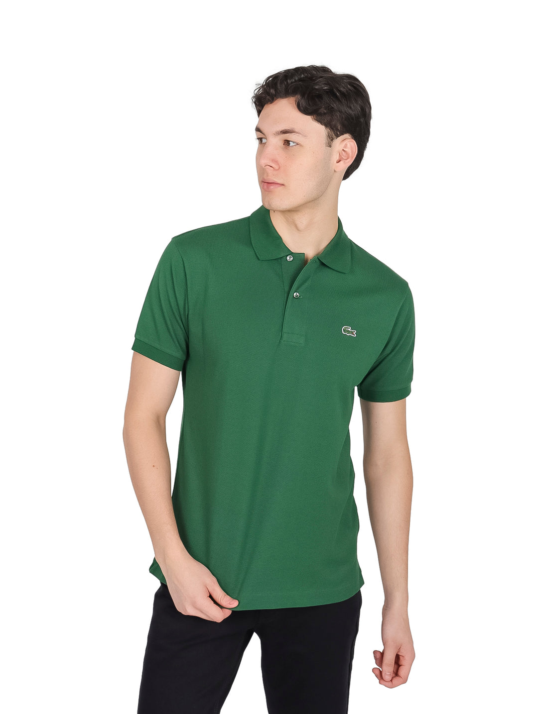 Hombre vistiendo playera polo Lacoste de color verde con cuello y manga corta sobre fondo blanco.