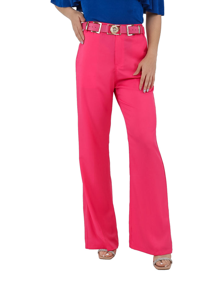 Mujer vistiendo pantalón de pierna ancha color rosa intenso con cinturón a juego.