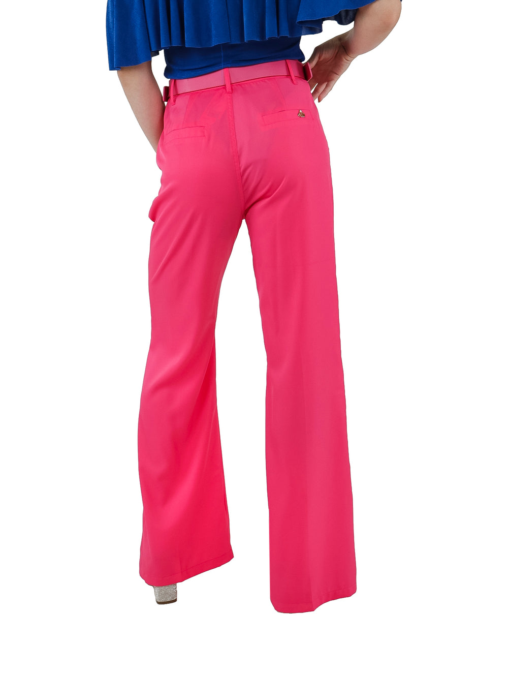 Mujer vistiendo pantalón de pierna ancha color rosa intenso con cinturón a juego.