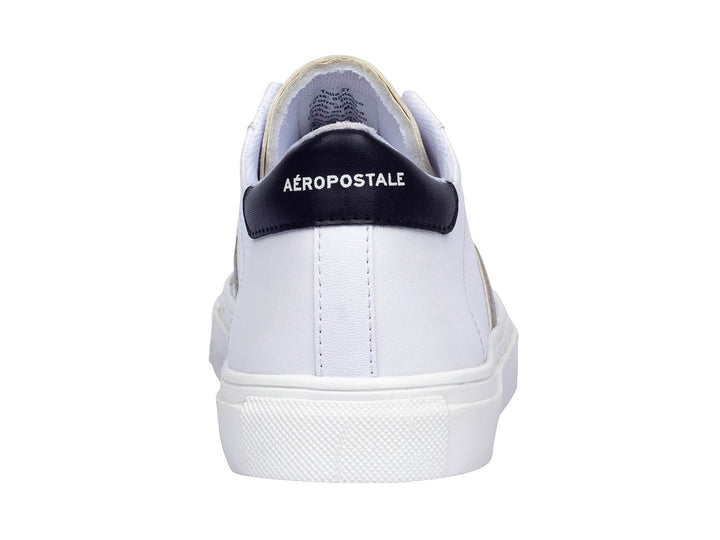 Tenis casuales Aeropostale color blanco con franjas laterales en dorado y gris, suela blanca y detalles negros en el talón.
