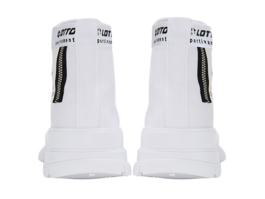 Tenis tipo bota de color blanco marca Lotto con suela gruesa y cordones.