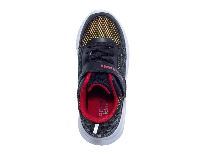 Tenis deportivos infantiles Aeropostale color negro con detalles en rojo y suela blanca.