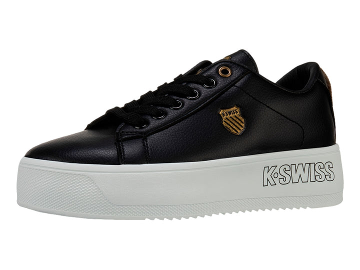Tenis K-Swiss Trinity Platform en color negro con suela blanca ancha y plataforma.