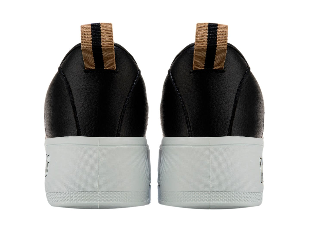 Tenis K-Swiss Trinity Platform en color negro con suela blanca ancha y plataforma.