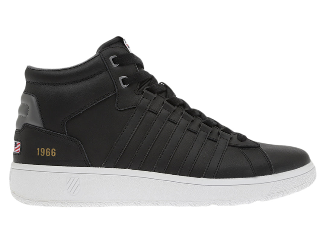 Tenis K-Swiss modelo Court P Mid en color negro con suela blanca y detalles dorados laterales.