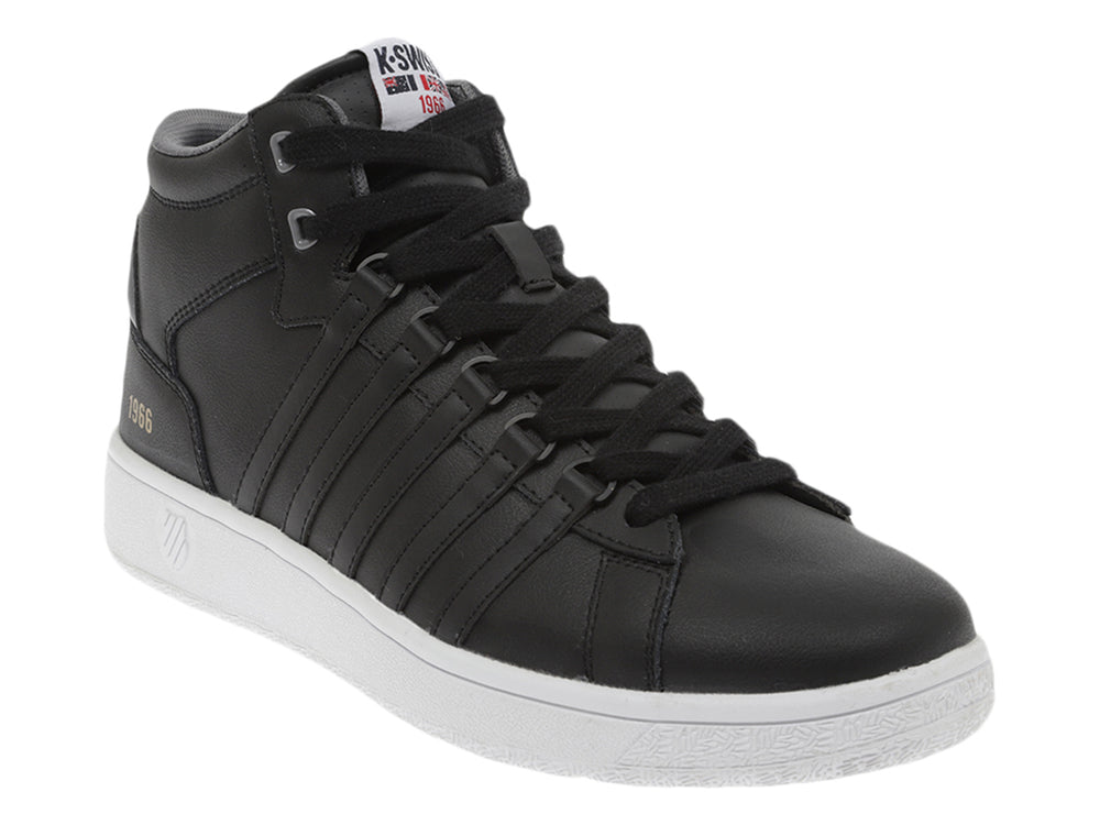 Tenis K-Swiss modelo Court P Mid en color negro con suela blanca y detalles dorados laterales.