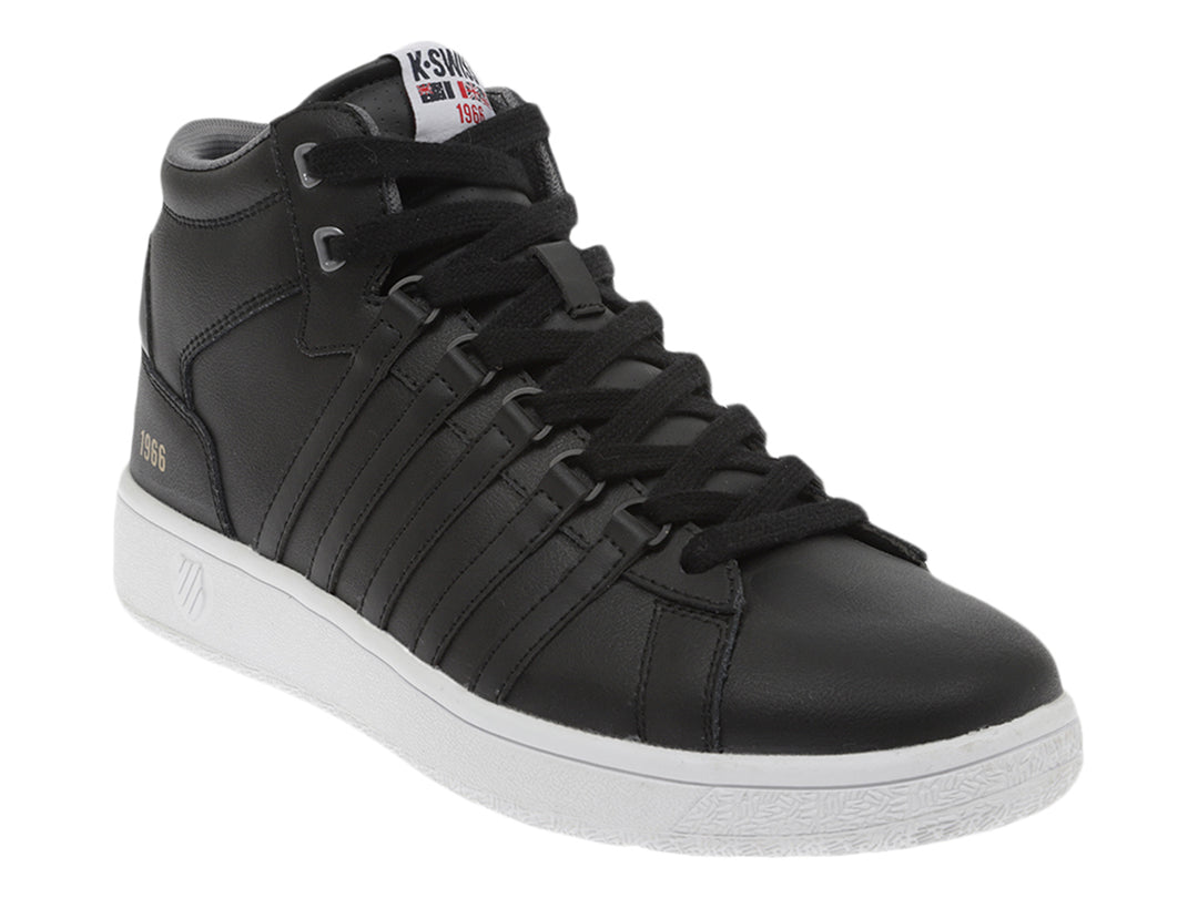 Tenis K-Swiss modelo Court P Mid en color negro con suela blanca y detalles dorados laterales.