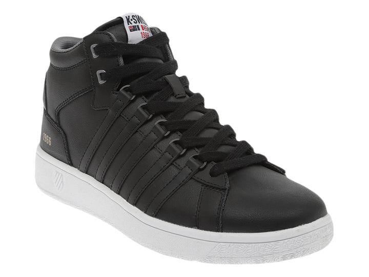 Tenis K-Swiss modelo Court P Mid en color negro con suela blanca y detalles dorados laterales.