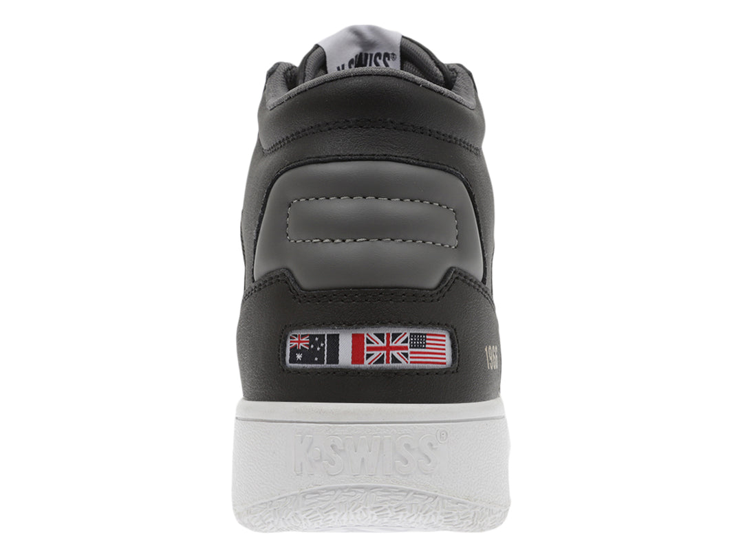 Tenis K-Swiss modelo Court P Mid en color negro con suela blanca y detalles dorados laterales.