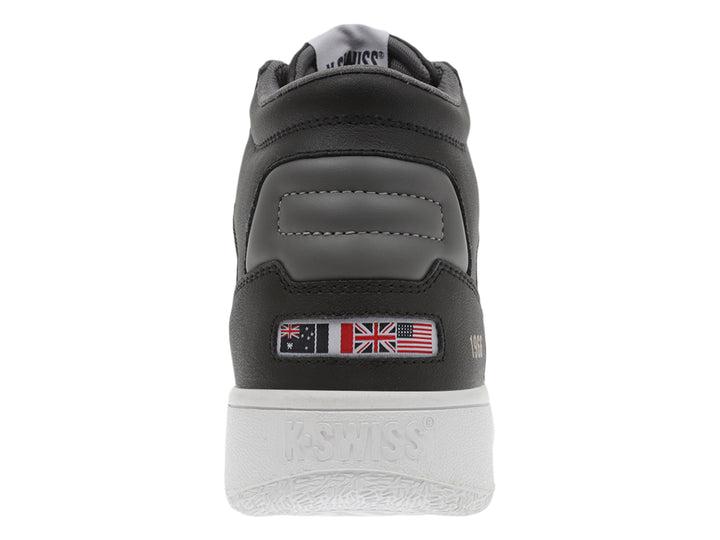 Tenis K-Swiss modelo Court P Mid en color negro con suela blanca y detalles dorados laterales.