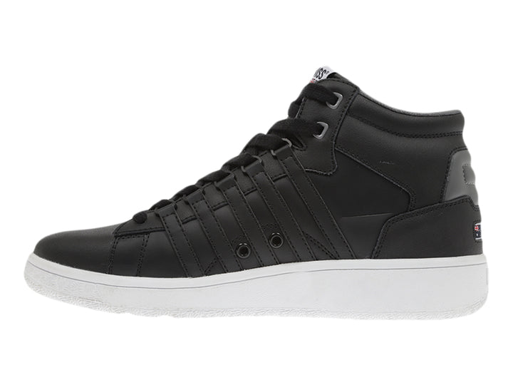 Tenis K-Swiss modelo Court P Mid en color negro con suela blanca y detalles dorados laterales.
