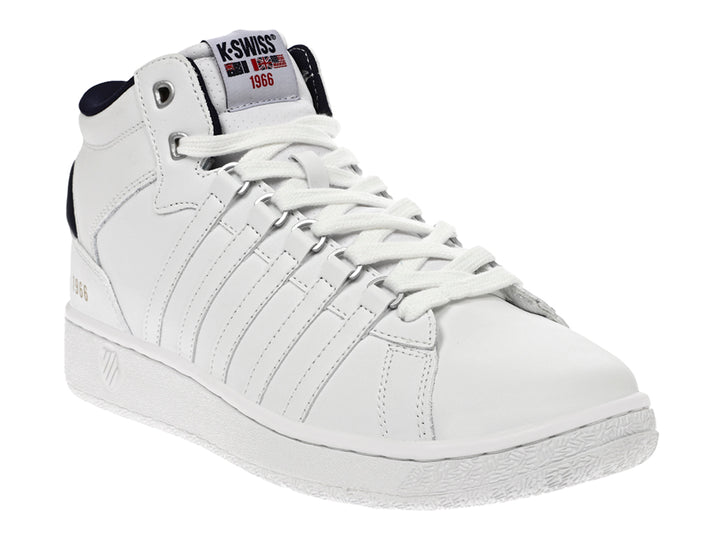 Tenis K-Swiss de media caña color blanco con detalles en azul marino.