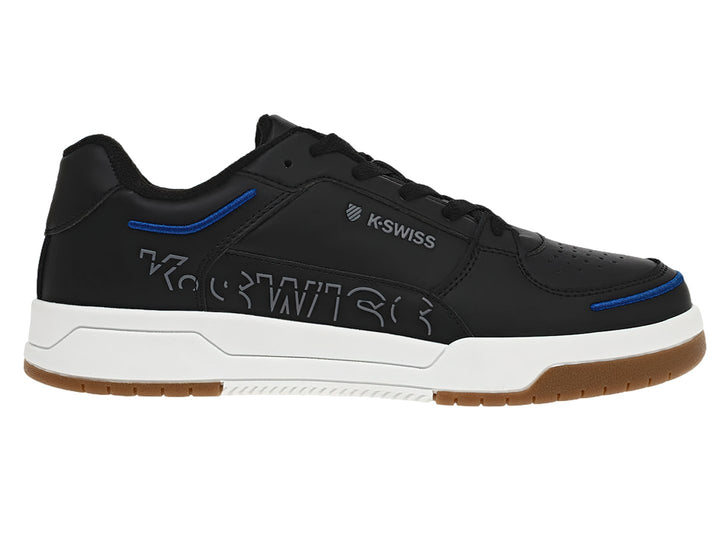 Tenis K-Swiss color negro con suela blanca y café, detalles en azul y logotipo lateral blanco.