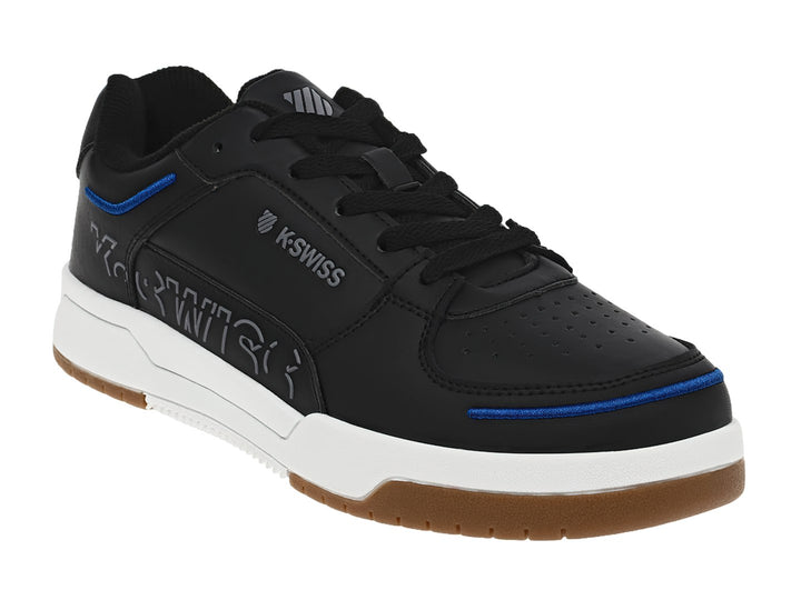 Tenis K-Swiss color negro con suela blanca y café, detalles en azul y logotipo lateral blanco.
